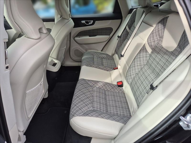 Volvo XC60 2,0 B4 AWD MOMENTUM+ - fotka 10 z 18