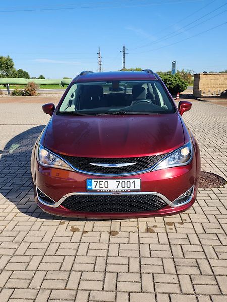 Chrysler Pacifica (2018)  Touring L, 8 míst, LPG, TZ - fotka 2 z 38