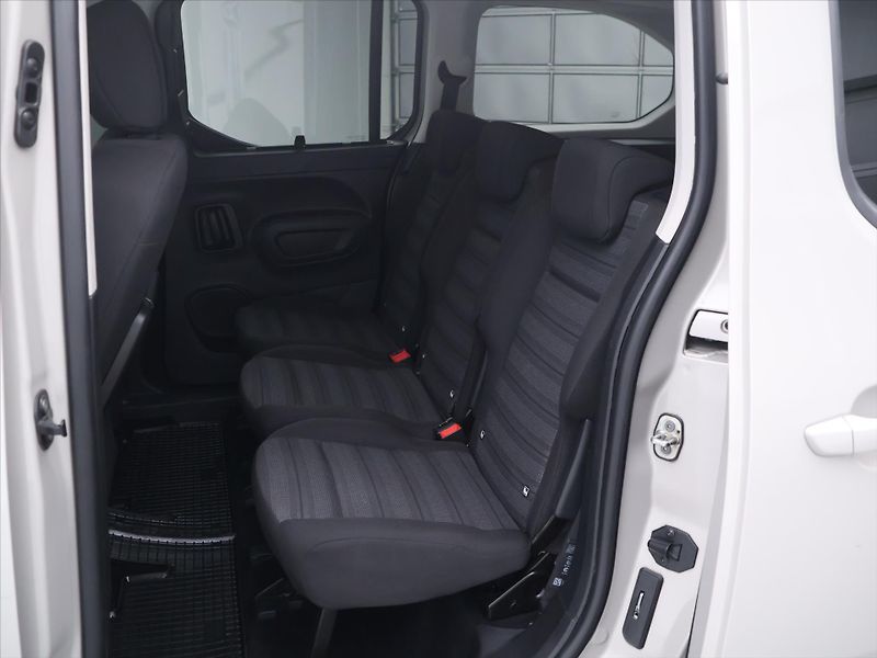 Opel Combo 1,2 Turbo 96 kW S/S AT8 Enjoy - fotka 13 z 29