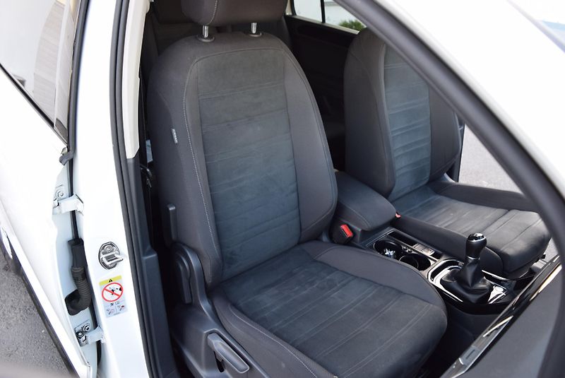Volkswagen Touran (2018) 1.4TSI 110kw R-line NAVI LED - fotka 39 z 50