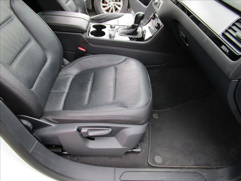 Volkswagen Touareg 3.0TDi V6  R-Line, 4x4, Bi-Xen - fotka 20 z 48