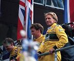 Derek Bell se svým synem Justinem a Andy Wallacem při dokorování za třetí místo při 24 hodin Le Mans v roce 1995.