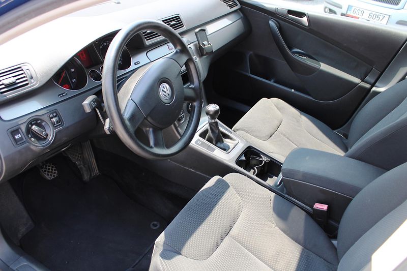 Volkswagen Passat (2008) 1.9 TDI KLIMATIZACE VÝHŘEV  - fotka 10 z 19