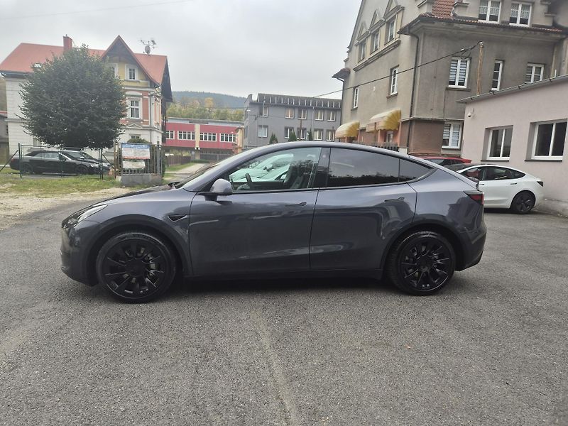 Tesla Model Y RWD 220kw TZ SOH 93,6 % - fotka 6 z 49