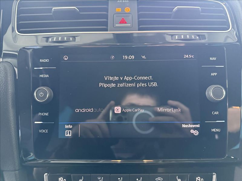 Volkswagen Golf 1,5   TSI 110kW,SOUND,SERVISKA - fotka 20 z 27