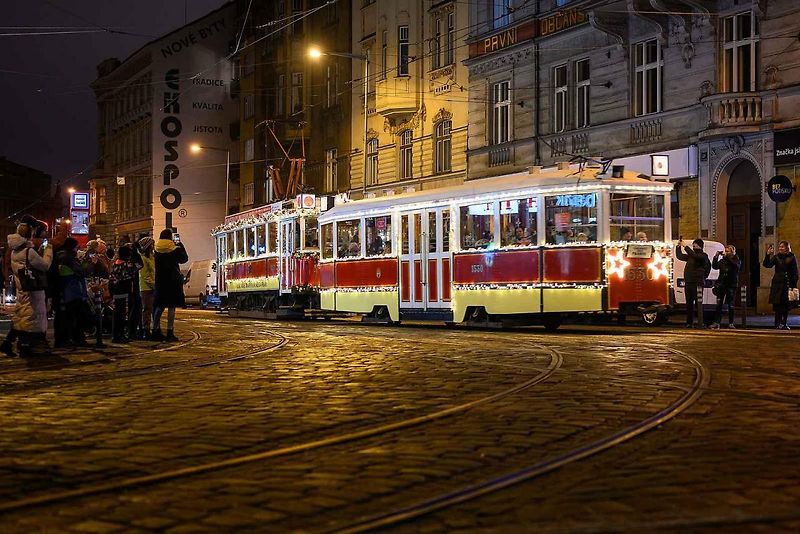 Vánoční flotila pražského dopravního podniku.