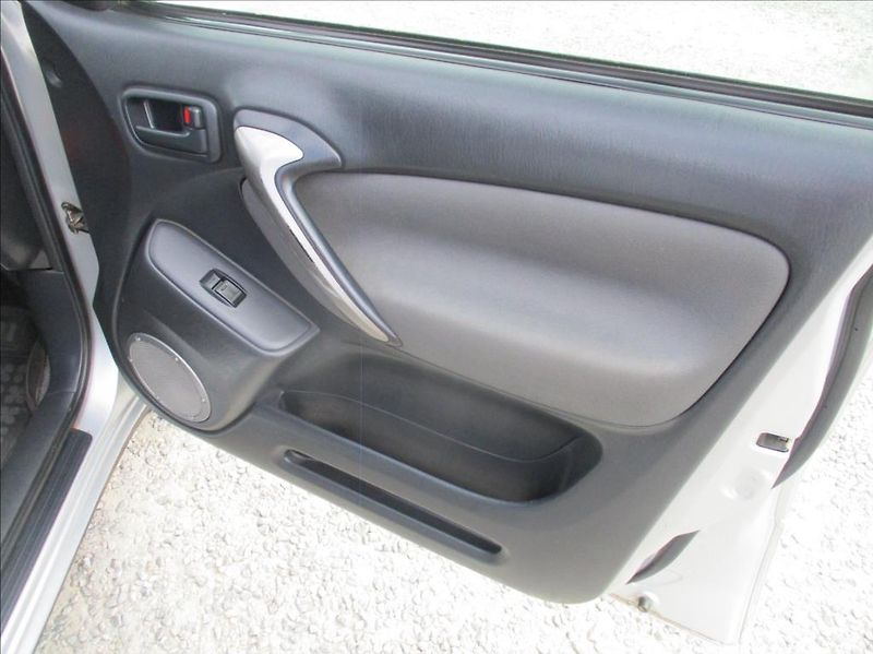 Toyota RAV4 2,0 D4D, klima,4x4,servis,tažn - fotka 10 z 34