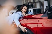 Automobilky se snaží, aby jízda v jejich vozech byla co nejvíce komfortní. Tomu odpovídá i vybavování aut stále lepšími systémy.