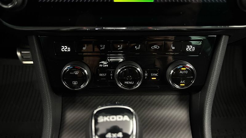 Škoda Superb 2.0 TDI DSG 4x4 Sportline Comb - fotka 13 z 29