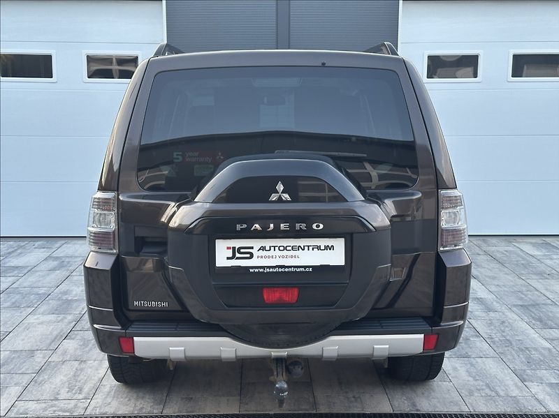 Mitsubishi Pajero 3,2 DI-D 190PS  Instyle-7 4x4 - fotka 8 z 54