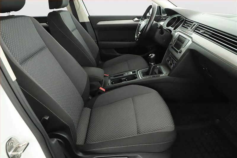 Volkswagen Passat (2015) 2.0 TDI, Navi, Tempomat - fotka 7 z 21
