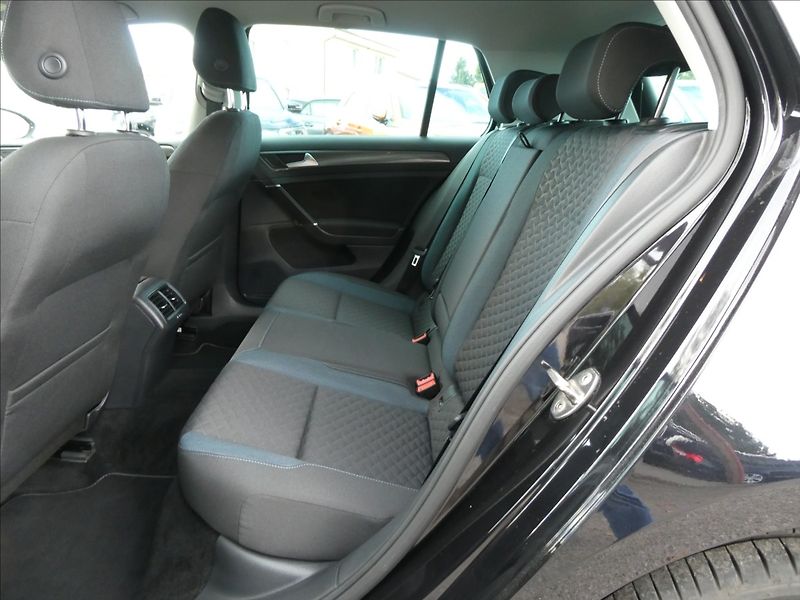 Volkswagen Golf 1,6 TDi 85kW IQ.Drive,1.maj,TZ - fotka 19 z 47