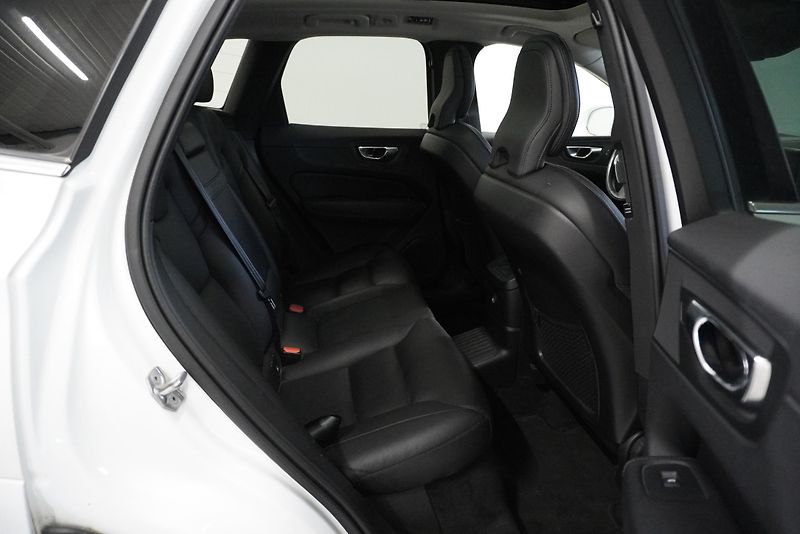 Volvo XC60  2,0 T8 TWIN ENGINE 4WD AUT. - fotka 30 z 33
