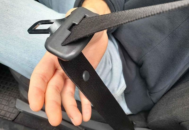 Smyčka na bezpečnostním pásu hraje kromě komfortu také bezpečnostní roli. V případě nárazu se její švy uvolní a prodlouží pás o několik centimetrů.