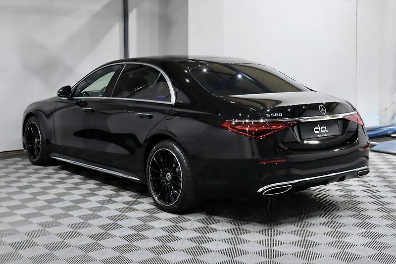 Mercedes-Benz Třídy S 580 Long 4Matic V8 370 kW - fotka 5 z 43