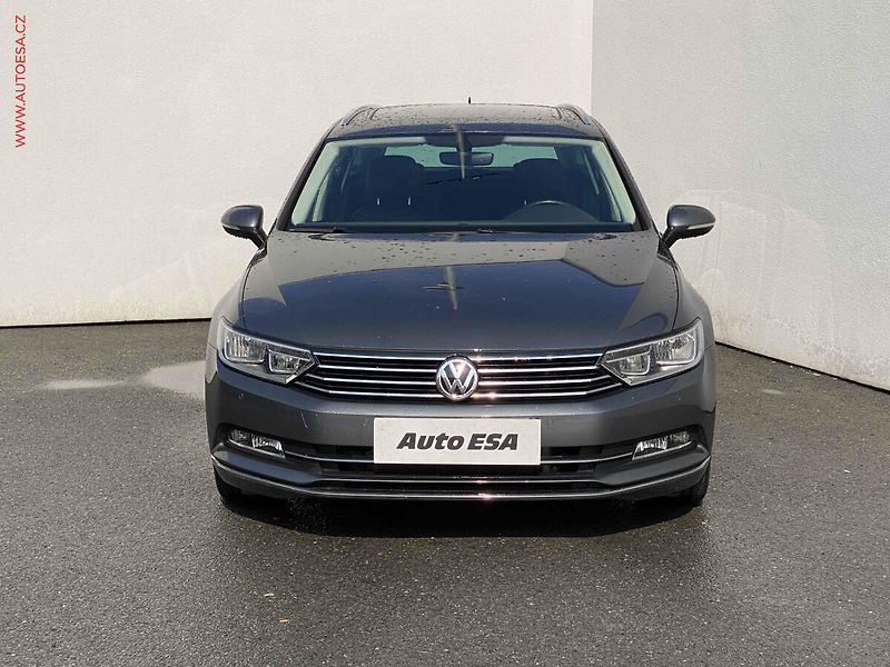 Volkswagen Passat (2016) 2.0 TDi, Highline, panor - fotka 2 z 20