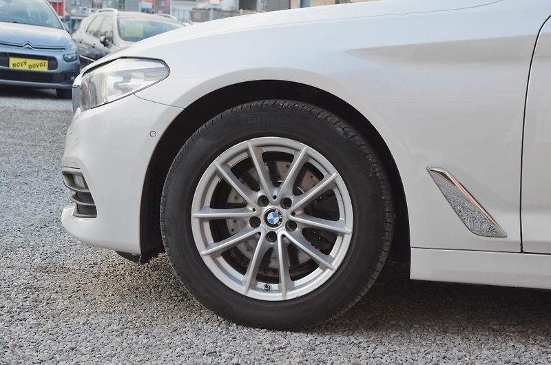 BMW Řada 5 (2017) 520d xDrive 140kW / ČR / DPH  - fotka 7 z 36