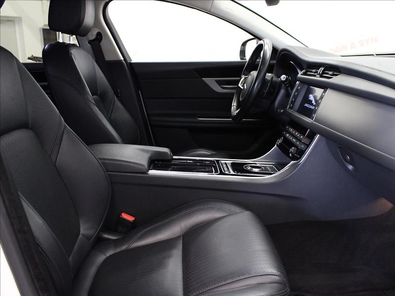 Jaguar XF 2,0 d 132KW Navi, Kůže, Aut, - fotka 12 z 34