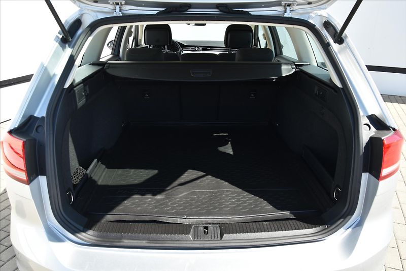 Volkswagen Passat 2.0TDi COMFORTLINE SERVIS. KN. - fotka 12 z 25
