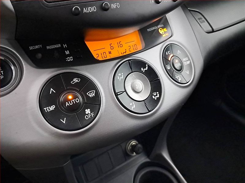 Toyota RAV4 (2008) 2.2 D-4D, 4X4, Navi, Tempomat - fotka 13 z 16