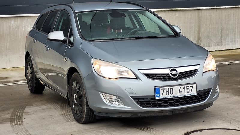 Opel Astra (2012) 1,7 CDTI 92KW - fotka 1 z 17