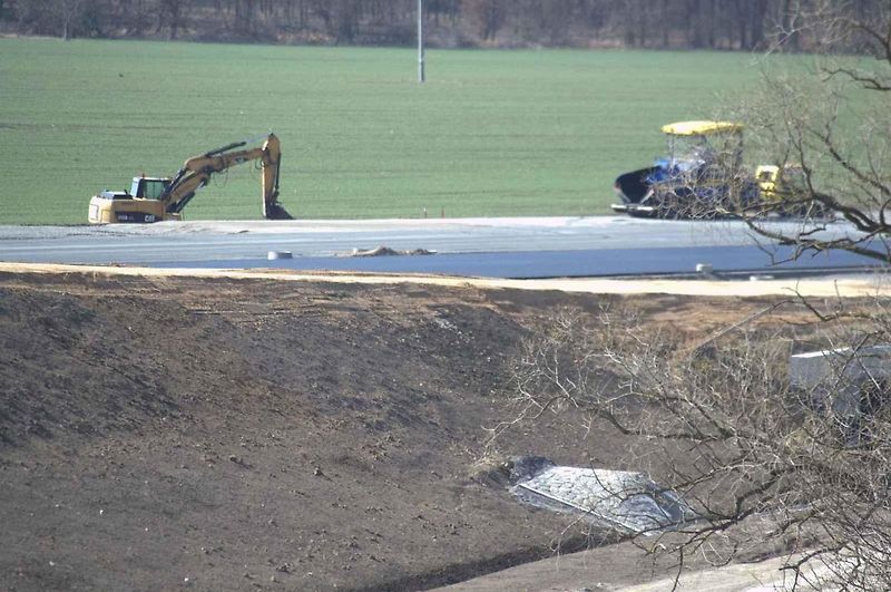 První asfalt na dálnici D35 kolem Vysokého Mýta. Březen 2025