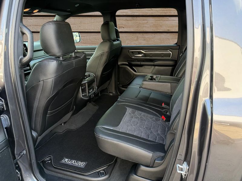 Dodge RAM (2020) +HEMI+OFFROAD PAKET+LOOK26+ - fotka 12 z 23