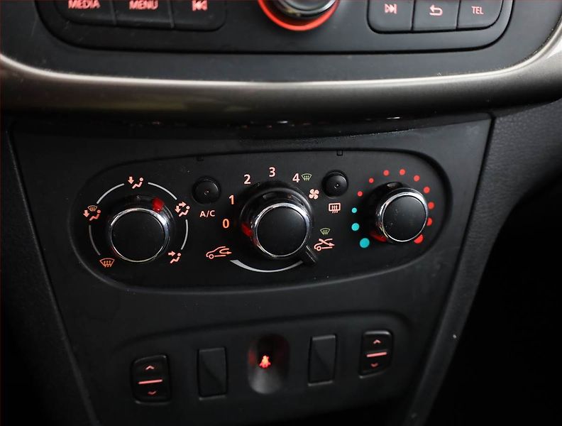 Dacia Logan (2015) 1.2 16V, nová STK, Tažné - fotka 9 z 12