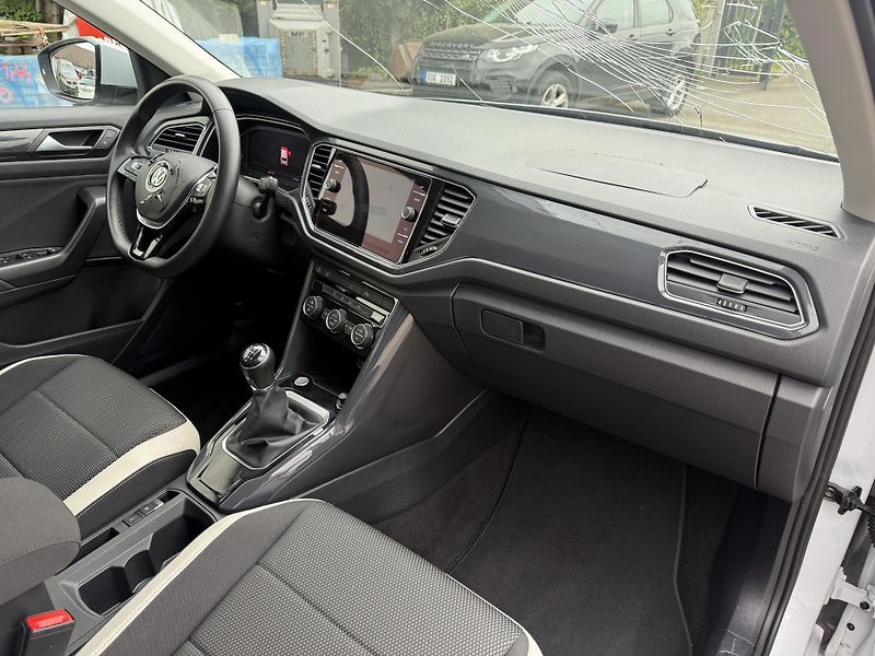 Volkswagen T-Roc 1.5 TSI 110 kW - fotka 20 z 23