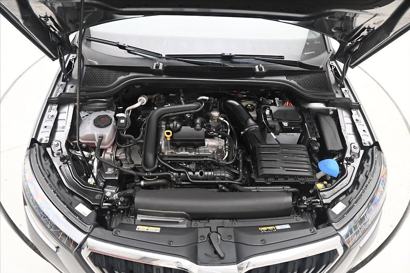 Škoda Kamiq 1,0 TSI 81 kW Sport Business Z - fotka 9 z 29
