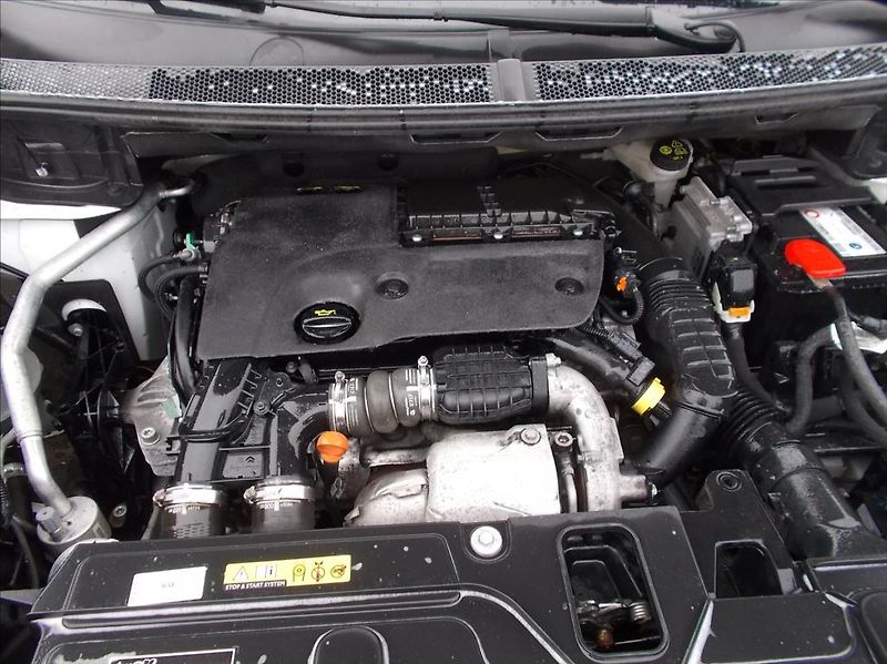 Peugeot 5008 ACTIVE 1.6 BlueHDi 120 7-míst - fotka 32 z 46