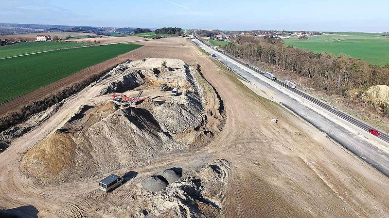 Stavba dálnice D7 Praha - Chomutov mezi Knovízem ve Středočeském a Panenským Týncem v Ústeckém kraji.