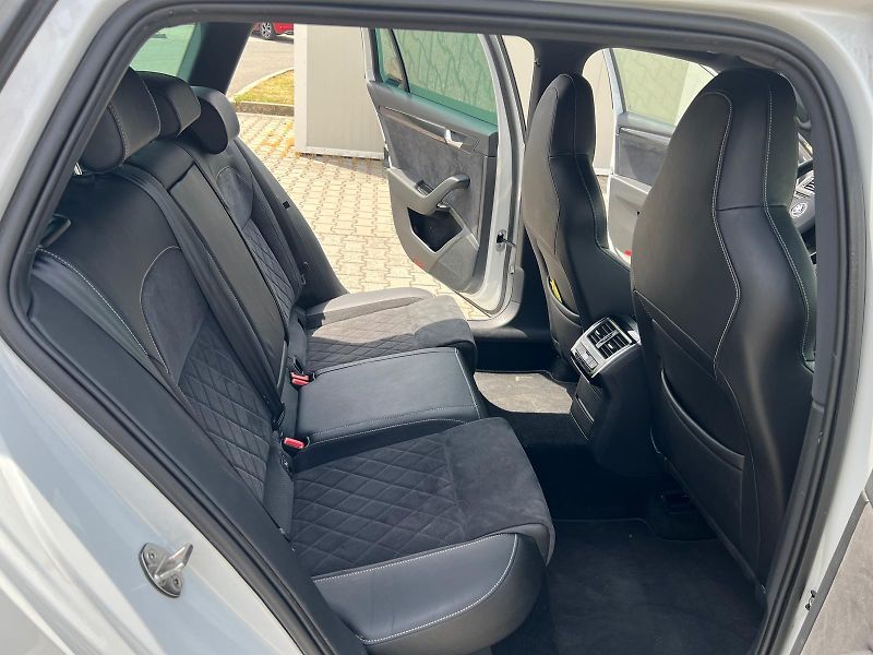 Škoda Superb 2.0 TDi Sportline - fotka 8 z 9