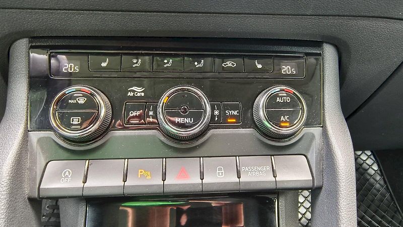 Škoda Karoq (2022) STYLE PLUS TSI 1.0/81KW 6MP - fotka 15 z 32