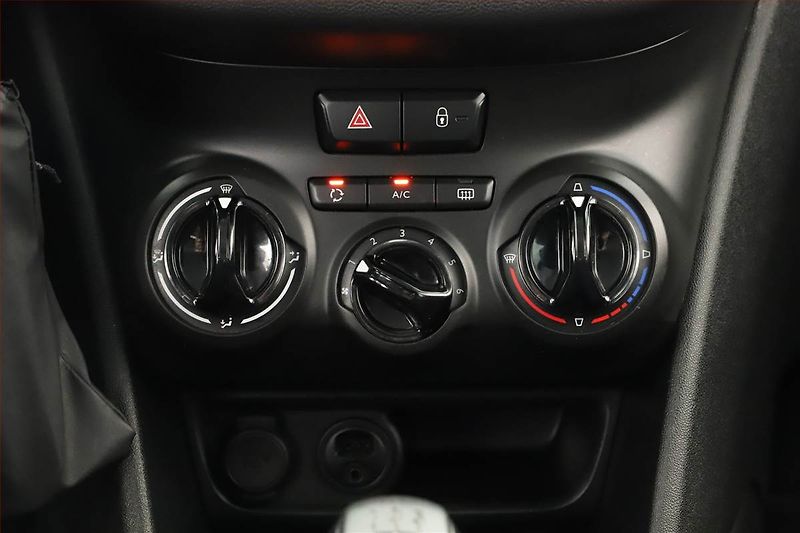 Peugeot 208 (2017) 1.2 PureTech, Tempomat - fotka 15 z 16