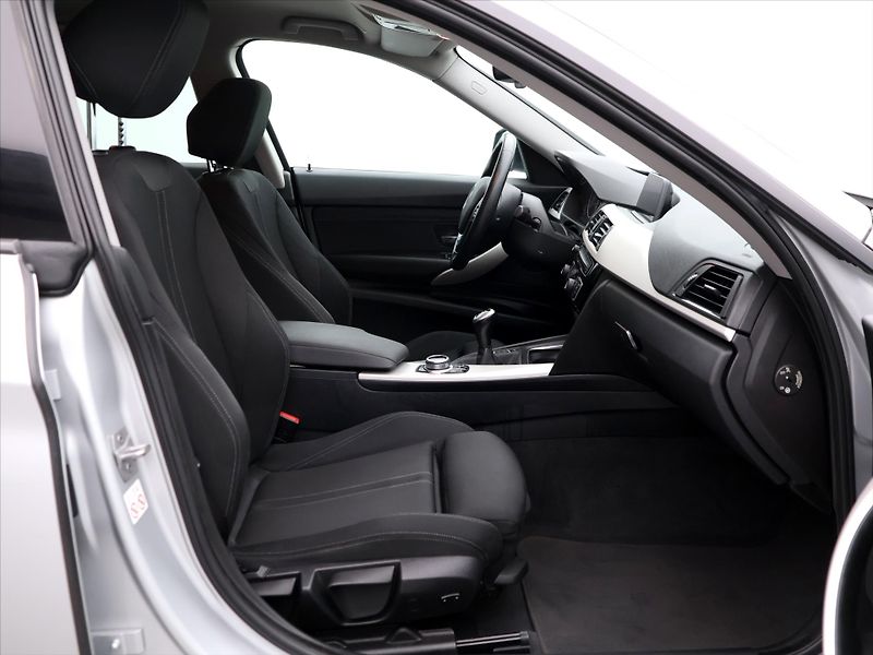 BMW Řada 3 2,0 320d 140kW xDrive CZ Sport - fotka 12 z 37