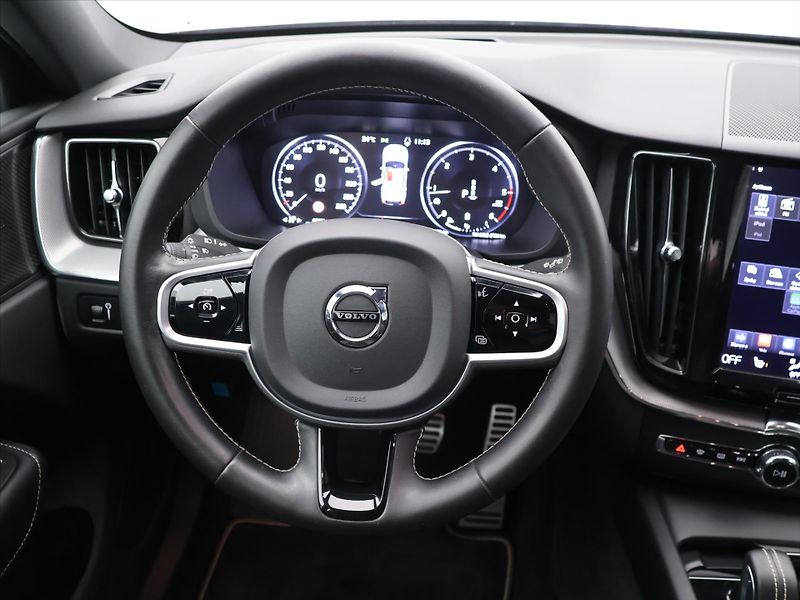 Volvo XC60 2.0 B4 145kW R-Design CZ Aut. - fotka 20 z 35