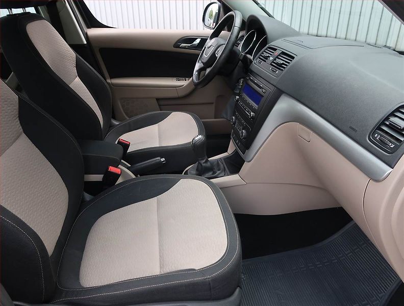 Škoda Yeti (2010) 2.0 TDI, 4X4, ČR,1.maj - fotka 9 z 18