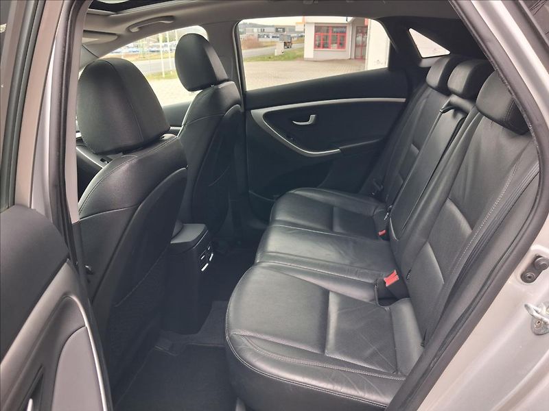 Hyundai i30 1,6 GDI AT Weekend PANORAMA - fotka 12 z 19