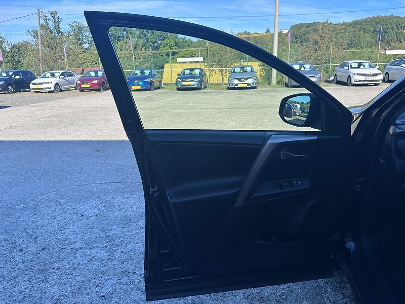 Toyota RAV4 (2015) 2.0i 4x4/Tažné/Kamera/Tempomat - fotka 10 z 28