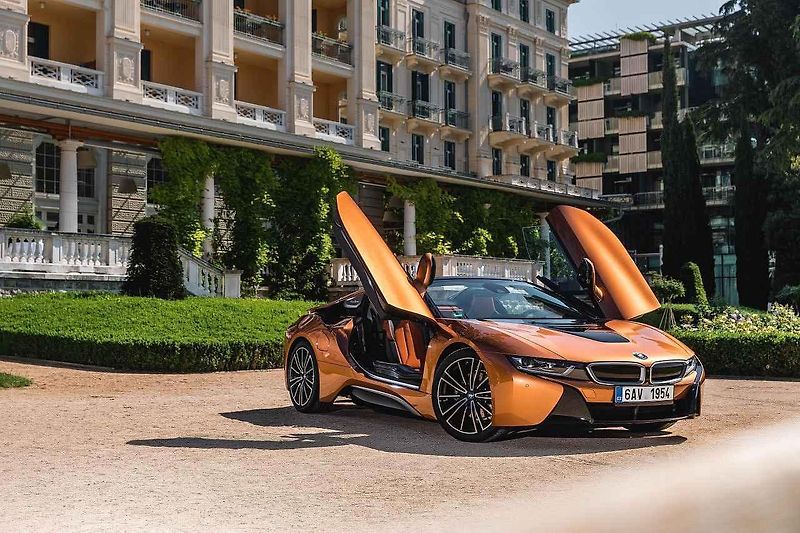 BMW i8 Roadster a M5.
