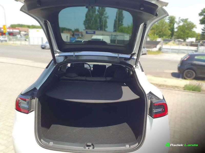 Tesla Model Y (2023) Long Range AWD - fotka 8 z 9