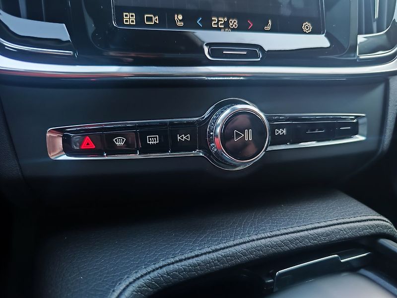 Volvo V90 B5 2.0/184kW Momentum Pro - fotka 25 z 39