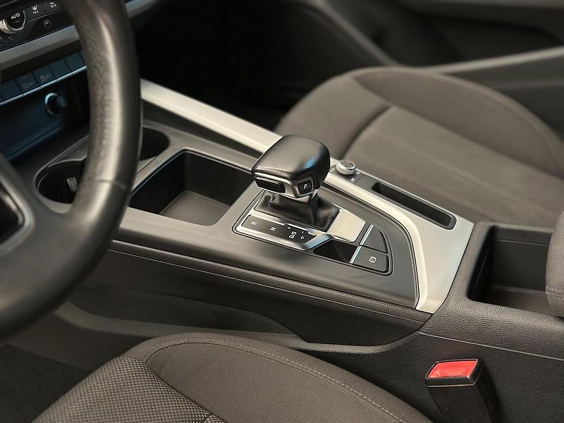 Audi A4 Avant (2021) 30 TDi S-line Bussines S troni - fotka 8 z 21