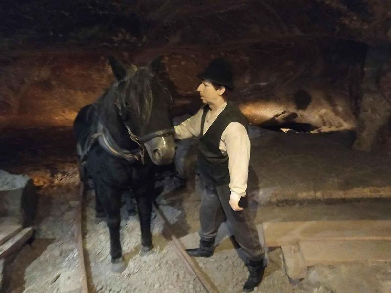 Oltář podzemní kaple sv. Kingy.