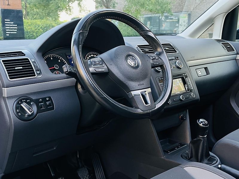 Volkswagen Touran 2.0TD MAN 7MÍST SERVISKA TAŽNÉ - fotka 26 z 48