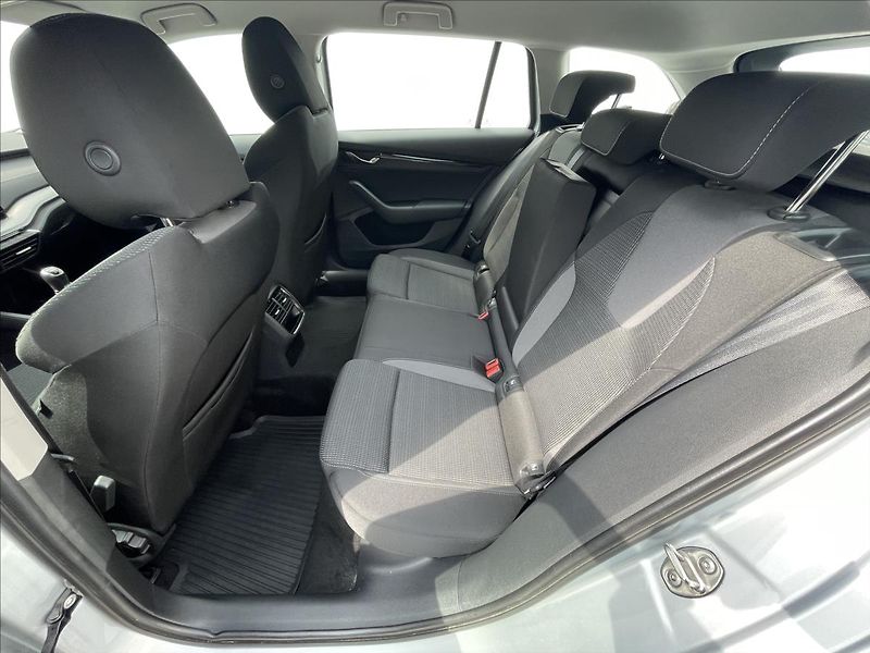 Škoda Octavia 2,0 TDI Combi Ambition Plus - fotka 15 z 21