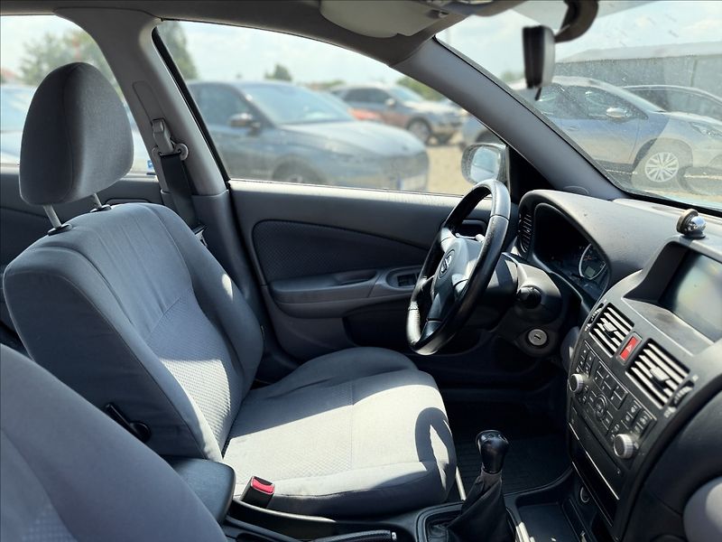 Nissan Almera 1,8 i - fotka 20 z 21