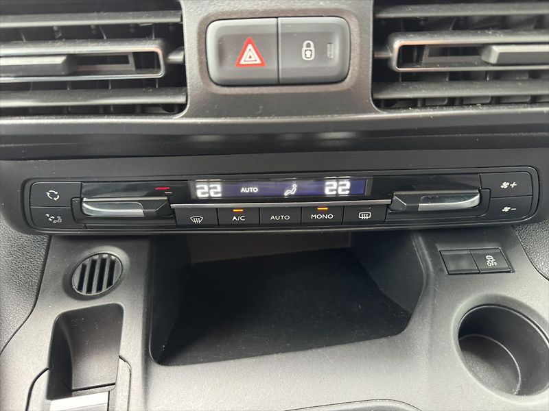 Opel Combo 1,5 TDCi, ELEGANCE, 5 míst - fotka 22 z 25