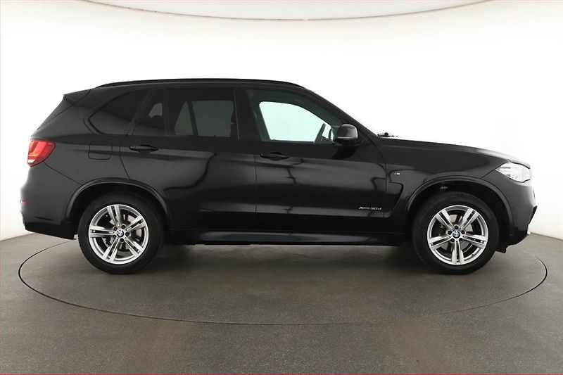 BMW X5 (2017) xDrive30d - fotka 6 z 22